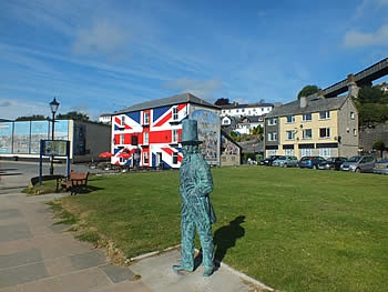 Photo Gallery Image - Brunel's statue at Waterside